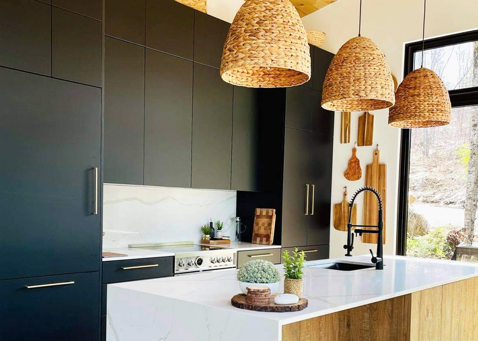 Cuisine chaleureuse et moderne avec armoire noire et des accents blancs Cuisine chaleureuse et moderne avec armoire noire et des accents blancs